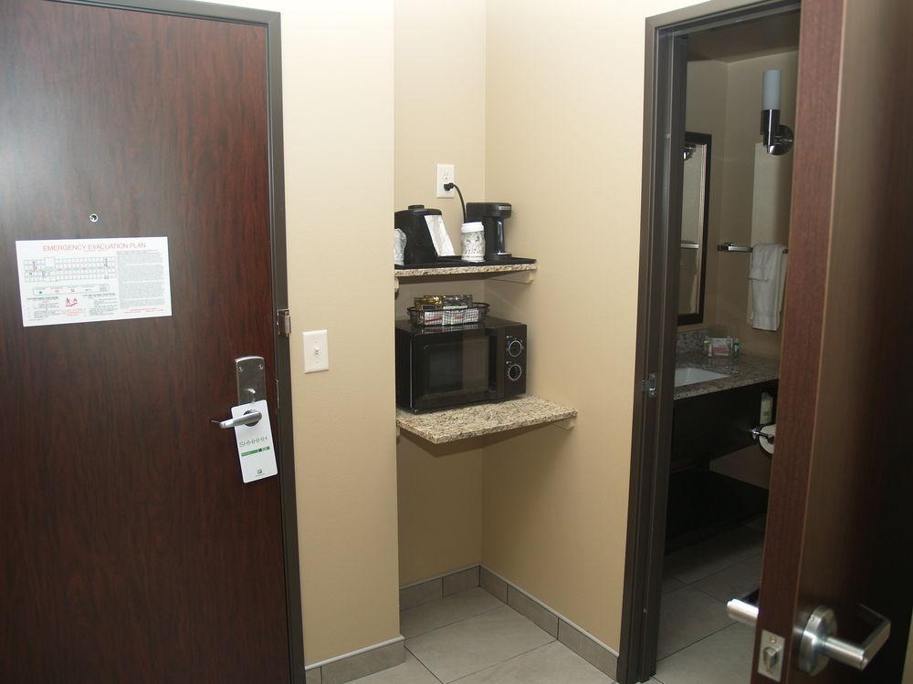 Holiday Inn Salina By Ihg Екстер'єр фото
